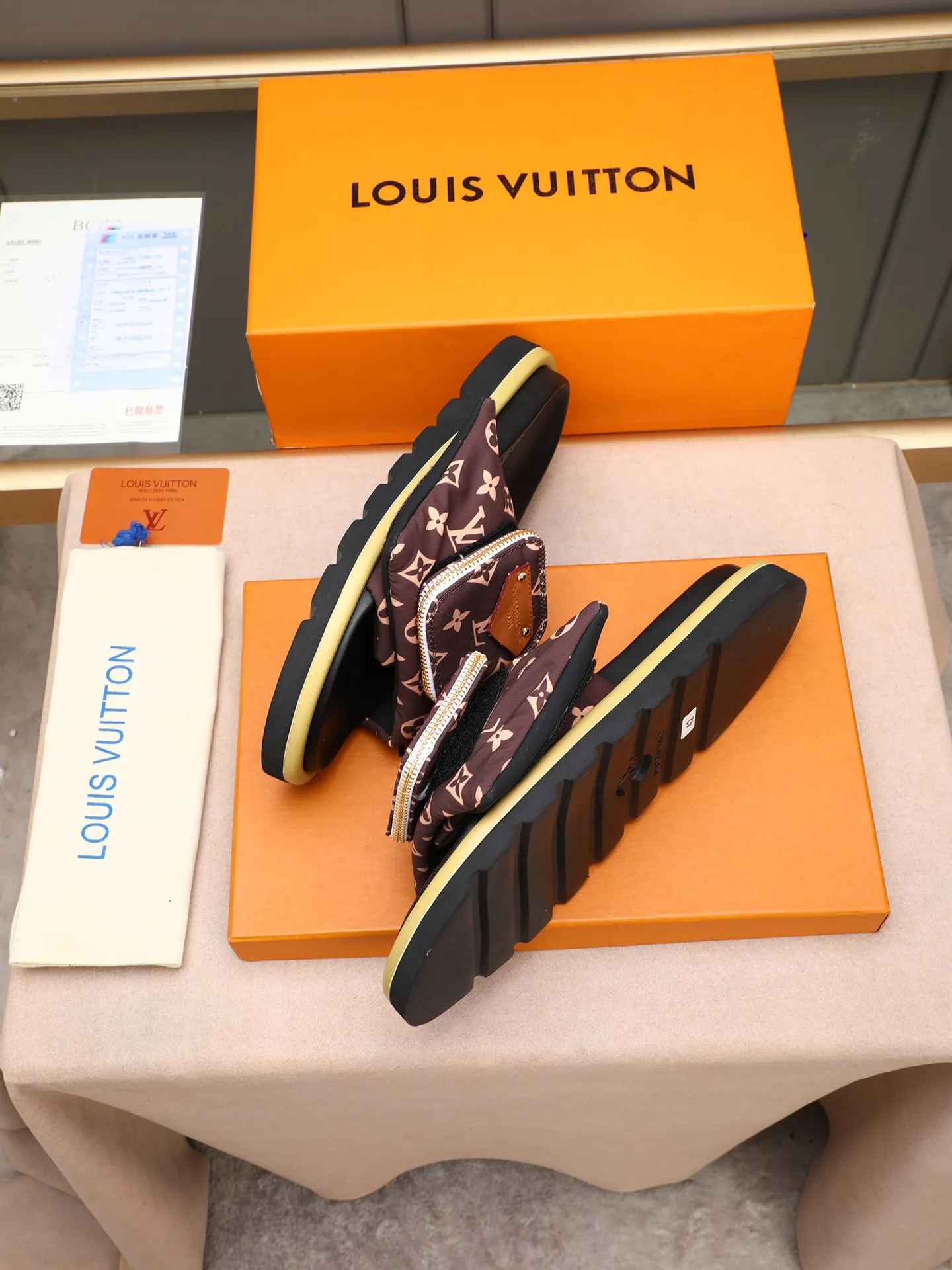 PP400 couple model with drawer box [LOUIS VUITTON] Louis Vuitton, the latest LV official website printed wallet and men's and women's slippers🔥🔥🔥 are now on the market. The drawer box is packed with cloth bags and cards. The upper pattern looks very soft and waxy, and it is a super versatile leg slimming tool. Fabric: Imported denim/down silk cotton embossed, official website pattern printing, lining: water-dyed sheepskin down filling, comfortable to wear, feet: high elastic PU water table. Sole: foam sole, heel height: about 5cm. Size 35-46, 35, 45 and 46 are custom-made and cannot be returned or exchanged. Color: multiple colors available.